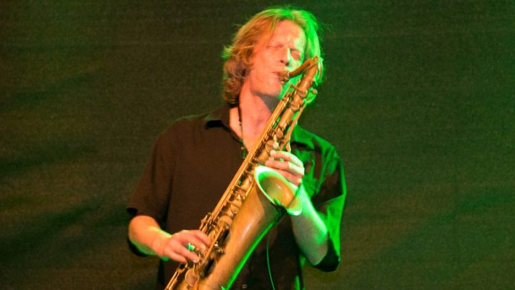 Saxophonist in grünem Licht