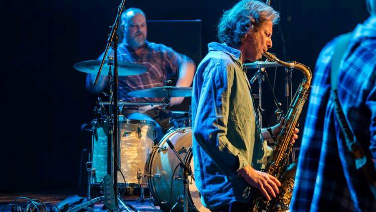 Saxophonist im Vordergrund, dahinter der Schlagzeuger