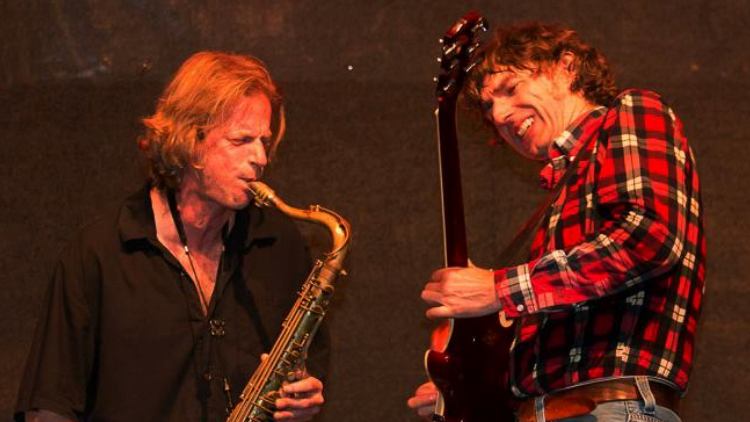 Saxophonist und Gitarrist in rot kariertem Hemd