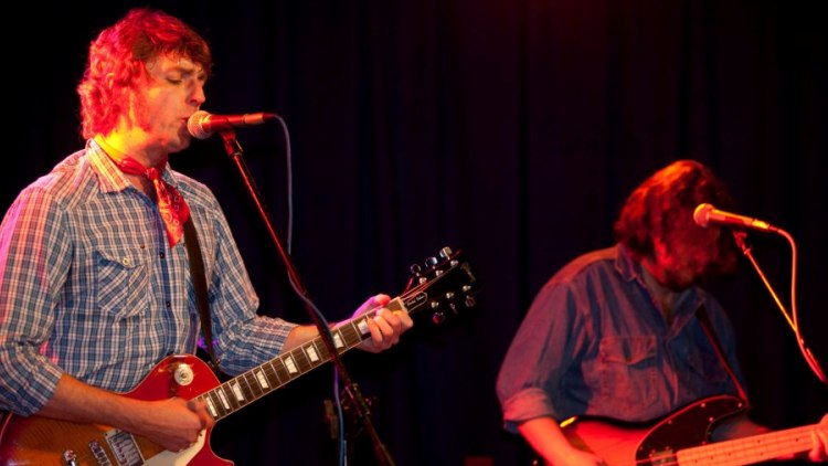 Sänger mit Les-Paul-Gitarre am Mikrofon, daneben ein weiterer Gitarrist