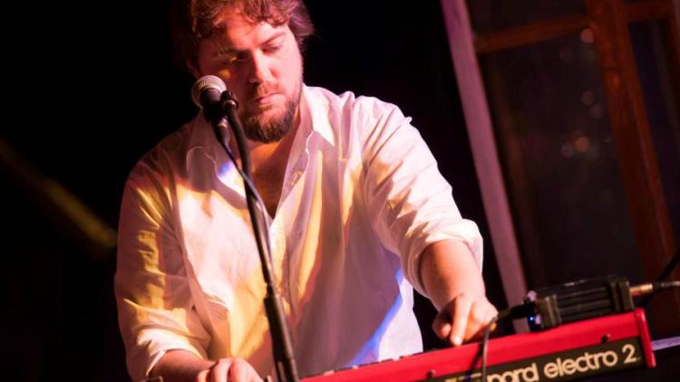 Keyboarder am roten Keyboard
