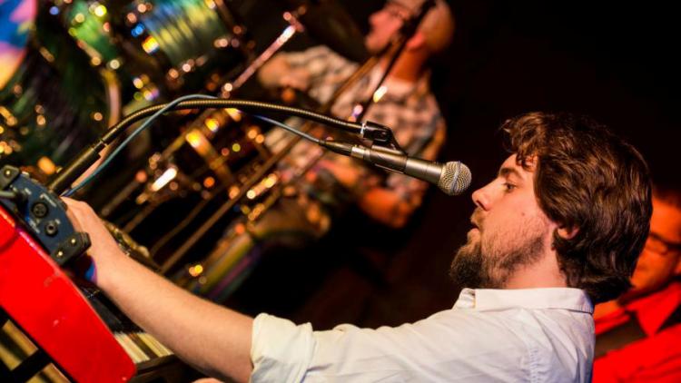 Keyboarder am Mikrofon, im Hintergrund der Schlagzeuger
