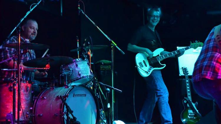 Schlagzeuger und Bassist in blauem Licht