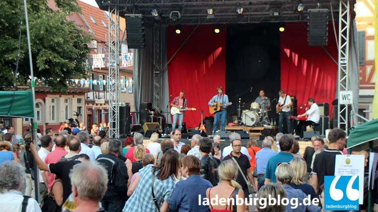 Open-Air-Auftritt auf einer Stadtfestbühne vor zahlreichem Publikum